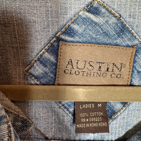 Austin Clothing Co. women’s jean jacket with 4 pockets on front. Size Medium - Picture 2 of 8